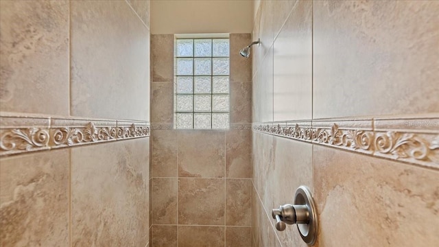 bathroom featuring tiled shower