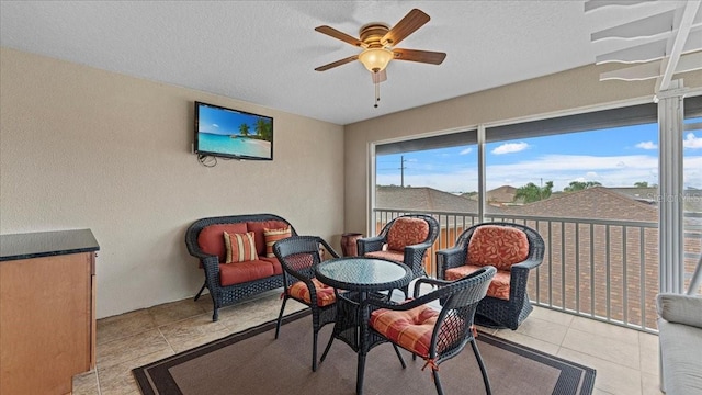 sunroom with ceiling fan