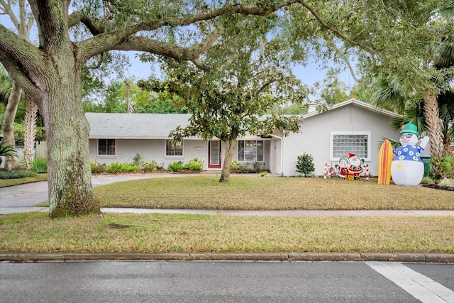 single story home featuring a front yard