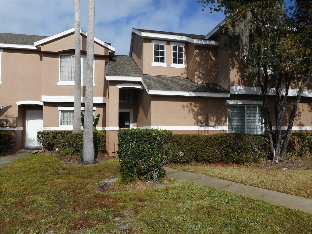 view of front of property featuring a front yard and a garage