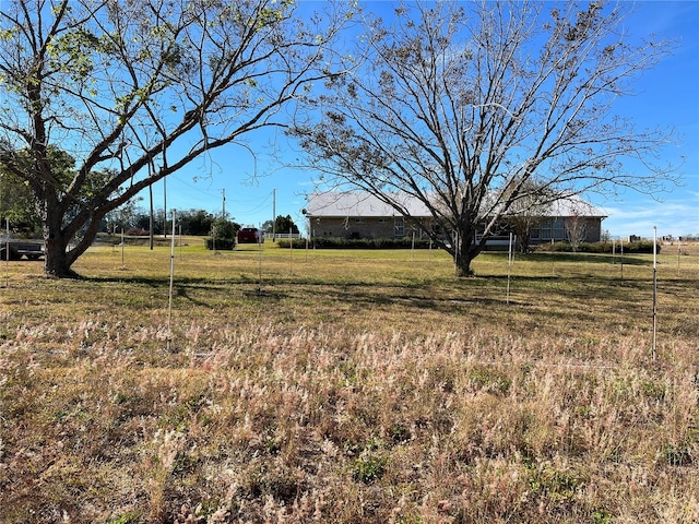 view of yard featuring a rural view