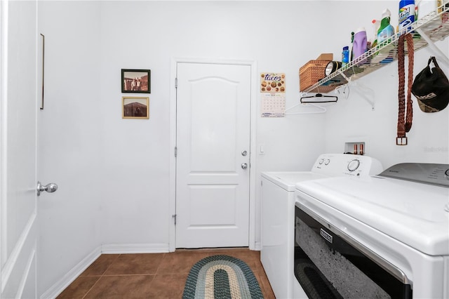 laundry area featuring dark tile patterned flooring and independent washer and dryer