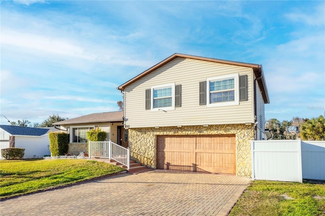 view of front facade featuring a garage and a front yard