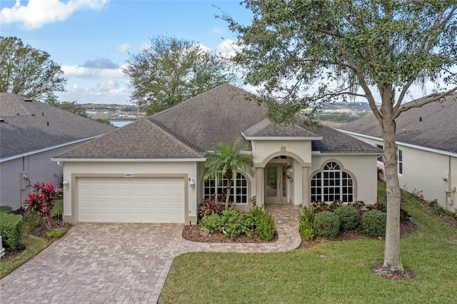 view of front of home featuring a front lawn and a garage