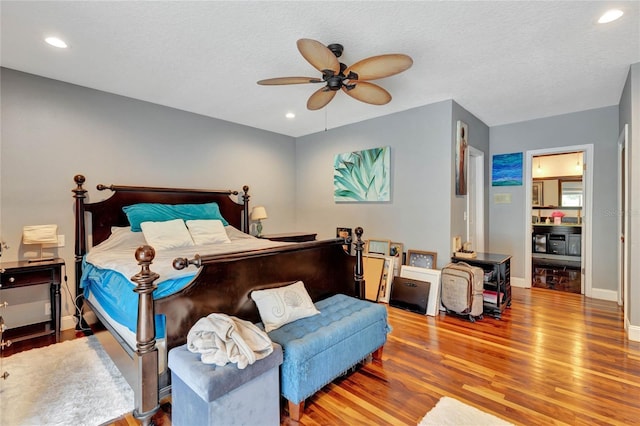 bedroom featuring a textured ceiling, light hardwood / wood-style floors, and ceiling fan