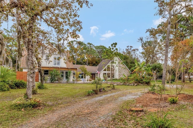 view of front of property featuring a front yard