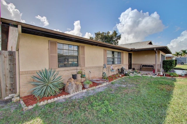 single story home with a front lawn