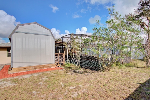 view of yard with an outdoor structure