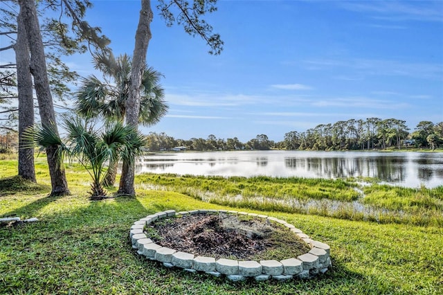 view of yard featuring a water view