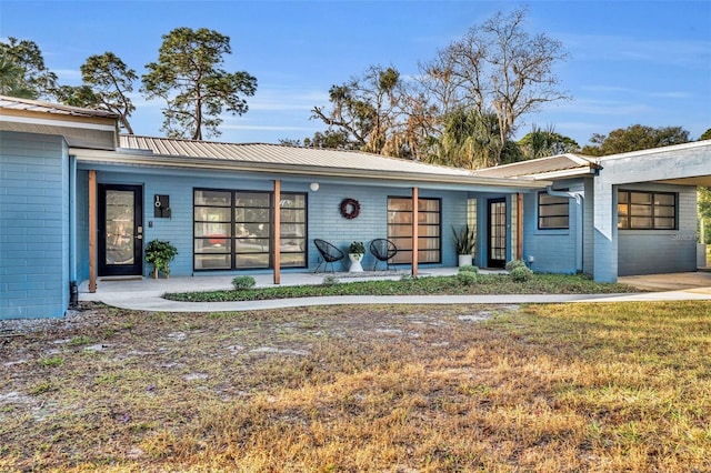 view of front of home featuring a patio area and a front yard