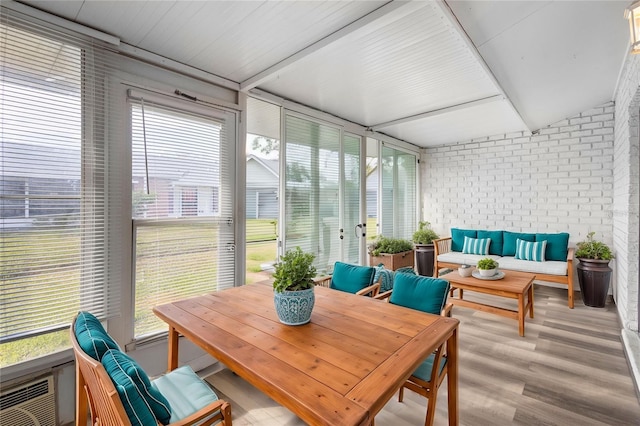 sunroom with vaulted ceiling