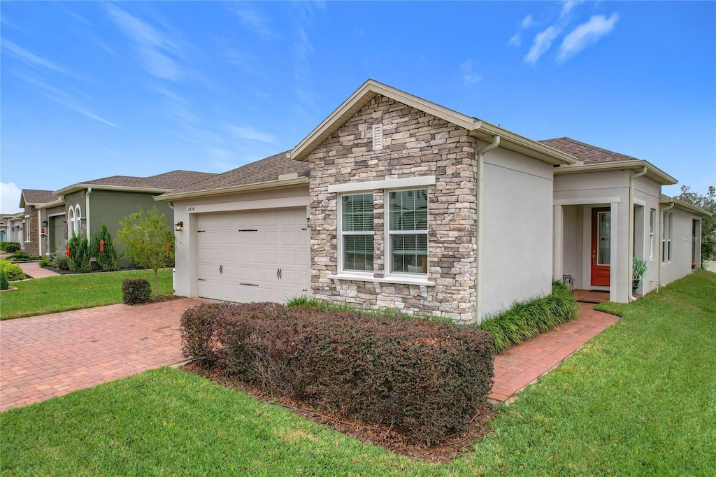 view of front of property featuring a front lawn and a garage