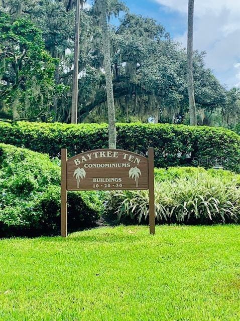 community sign with a lawn