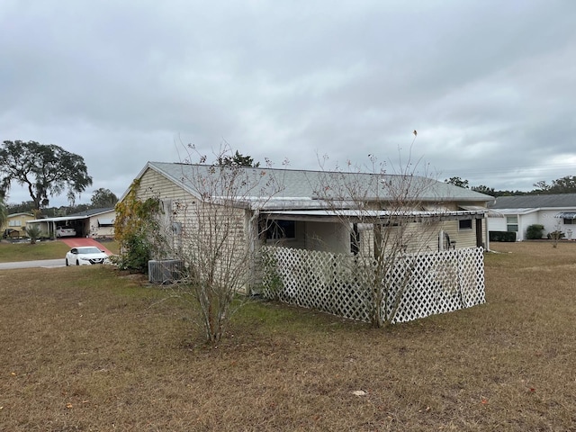 view of side of property featuring a yard