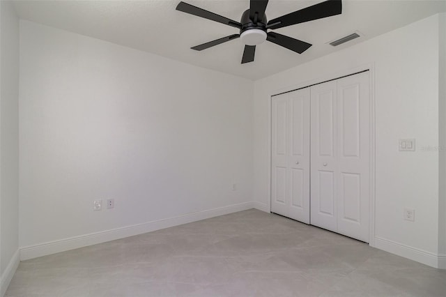 unfurnished bedroom featuring ceiling fan and a closet