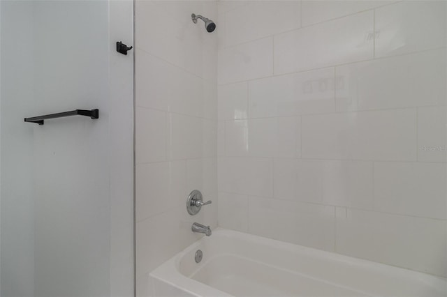 bathroom featuring tiled shower / bath combo