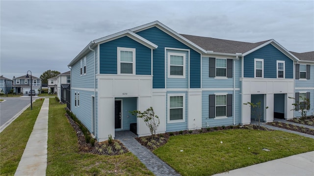 view of front of property featuring a front lawn