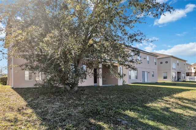 view of front facade with a front yard