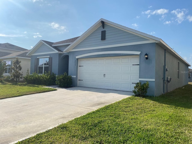 ranch-style house featuring driveway, stucco siding, an attached garage, and a front yard