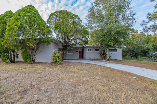 single story home with a front yard