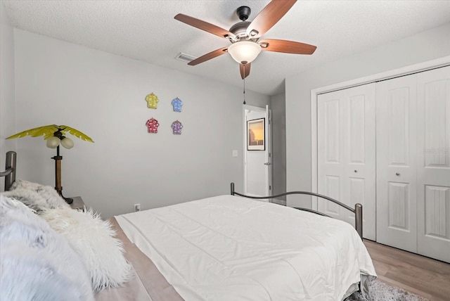 1608 Bomi Cir, Winter Park, FL 32792 - bedroom with light wood-type flooring, a closet, ceiling fan, and a textured ceiling