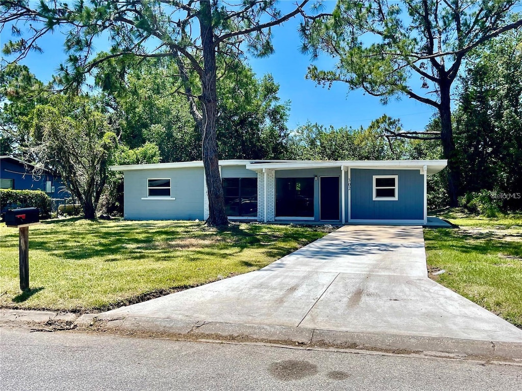 ranch-style house featuring a front lawn