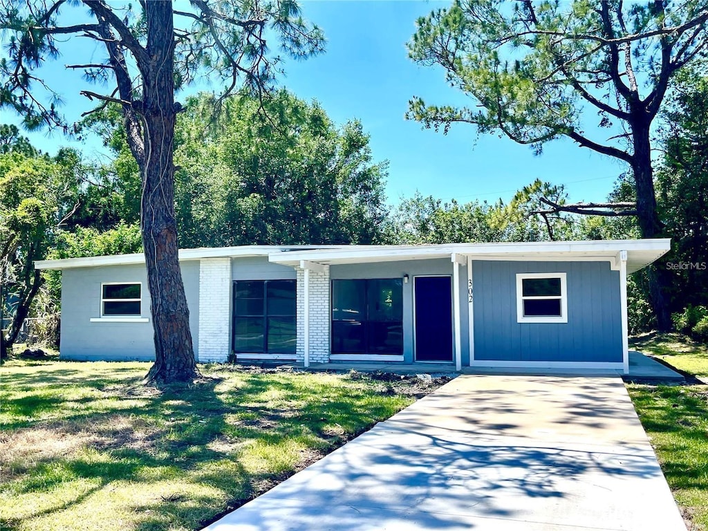 ranch-style house featuring a front yard