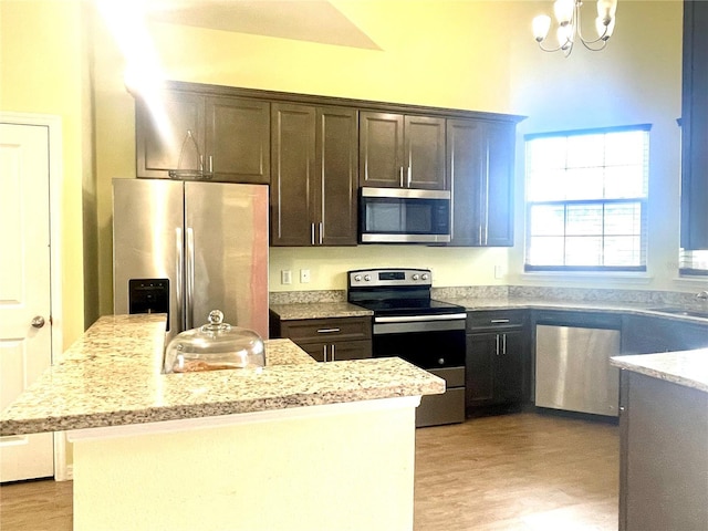 kitchen featuring sink, stainless steel appliances, a chandelier, light hardwood / wood-style floors, and dark brown cabinets