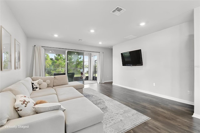 living area featuring dark wood-style floors, baseboards, visible vents, and recessed lighting