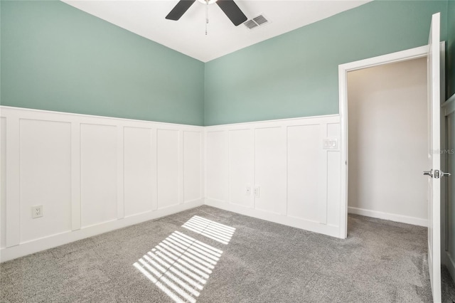 carpeted empty room featuring ceiling fan