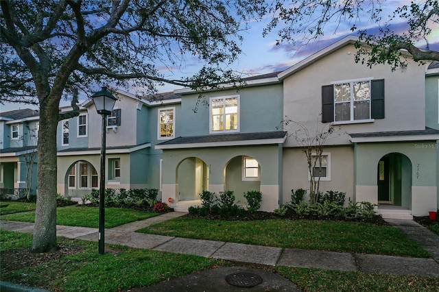 view of front facade with a lawn