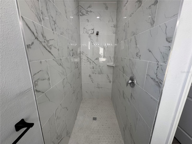 bathroom featuring tiled shower