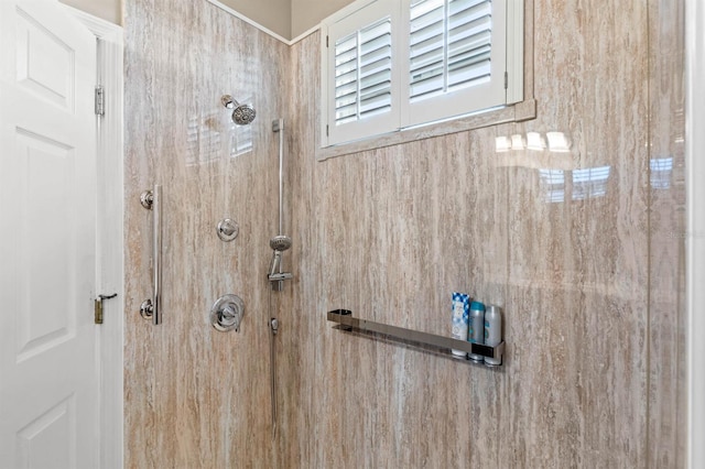 room details featuring tiled shower