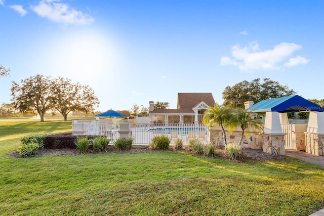 view of yard featuring a fenced in pool