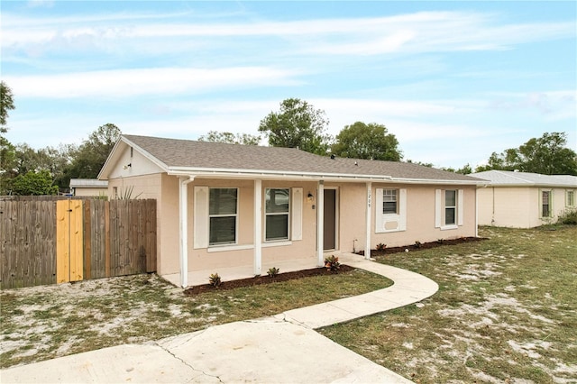 single story home with a front lawn