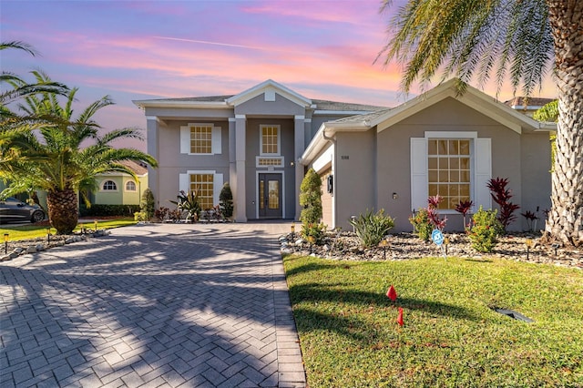 view of front of property featuring a lawn