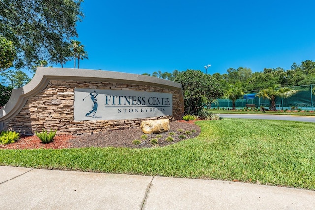 community sign featuring a yard