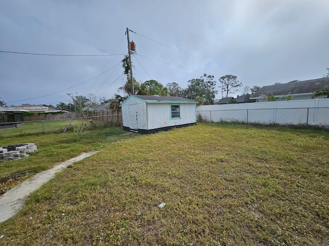 view of yard featuring a storage unit