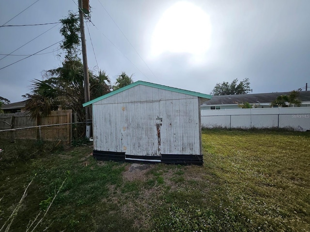 view of outdoor structure featuring a yard