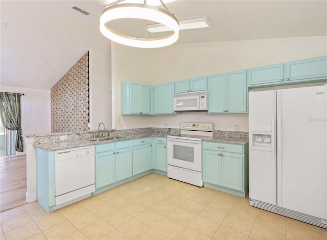 kitchen with sink, kitchen peninsula, pendant lighting, vaulted ceiling, and white appliances