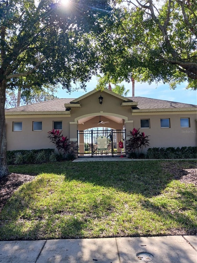 view of front facade featuring a front yard