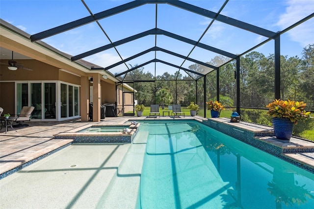 view of swimming pool with an in ground hot tub, a patio, ceiling fan, and a lanai