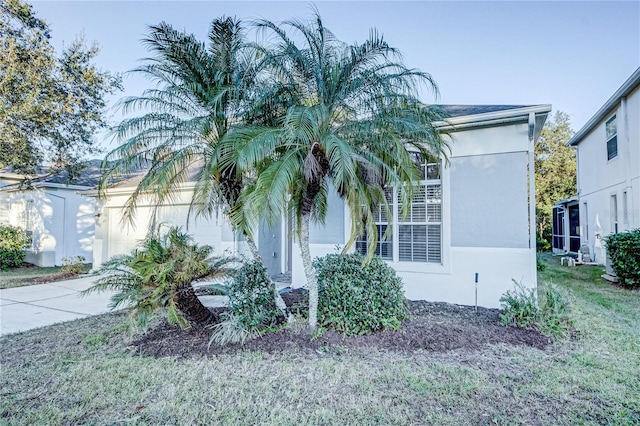 view of front facade with a front lawn