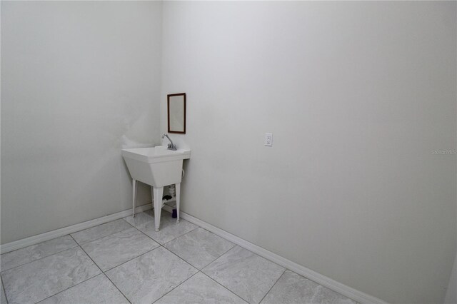 684 Bishop Bay Loop, Apopka, FL 32712 - laundry room with baseboards