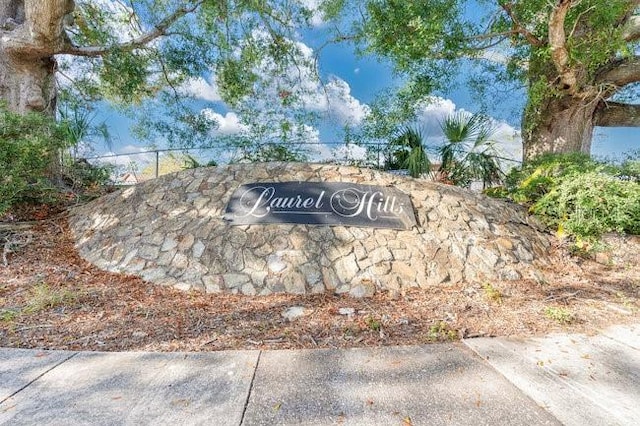 view of community / neighborhood sign