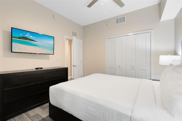 bedroom featuring a ceiling fan, visible vents, and a closet