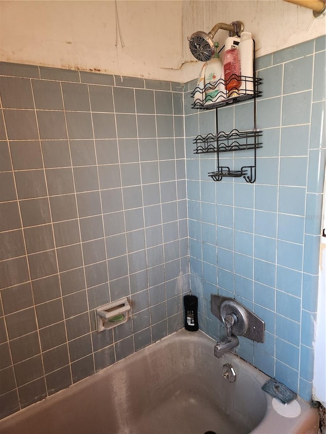 bathroom with tiled shower / bath combo