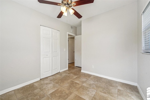 unfurnished bedroom featuring ceiling fan and a closet