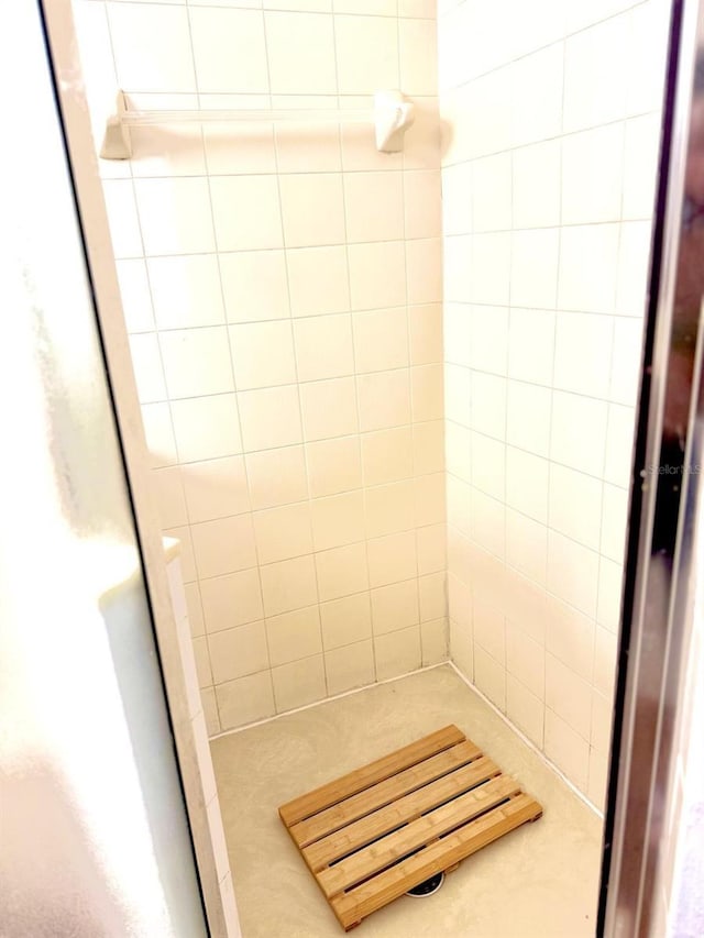 bathroom featuring a tile shower