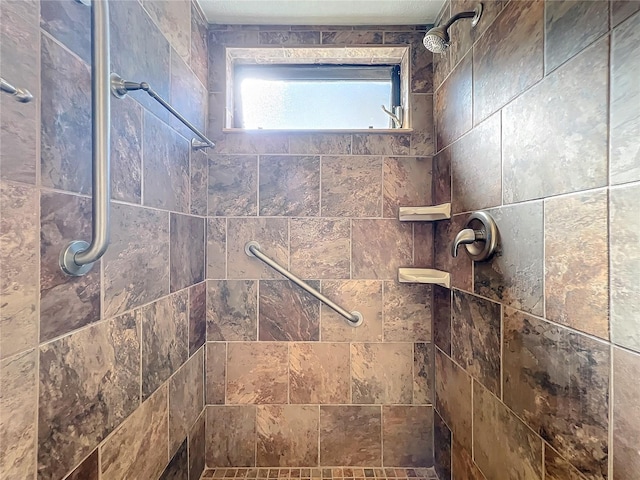 bathroom featuring a tile shower